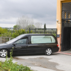 Un coche fúnebre saliendo de la residencia de mayores de Cájar (Granada) donde fallecieron diez ancianos. MIGUEL ÁNGEL MOLINA