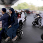 Varias motos circulan por la ciudad de kolkata (India). PIYAL ADHIKARY