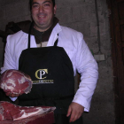 Felipe García Maceda con la carne de potro.
