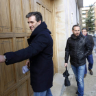 Los exseminaristas llegan al Obispado para reunirse con Juan Antonio Menéndez. MARCIANO
