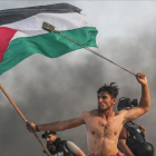 La imagen que se ha convertido en símbolo de la resistencia palestina en Gaza: Aed Abu Amro, con una honda en la mano izquierda y una bandera palestina en la derecha, durante una protesta el 22 de octubre del 2018.