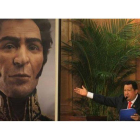 Hugo Chávez, durante un discurso, junto a un retrato de Simón Bolívar.