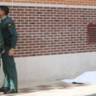 Dos agentes de la Guardia Civil de León, el día en que ocurrió el homicidio.