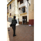 Un guardia civil frente a la casa siniestrada.