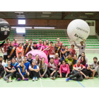 Foto de familia de los participantes en el curso-exhibición de kin-ball, deporte que pretende tener su espacio en León. F. OTERO PERANDONES