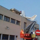 Imagen de la avioneta que ha colisionado con una gasolinera de Badia del  Vallès.