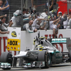 Rosberg (Mercedes AMG) celebra junto al muro su primera victoria en Fórmula 1.