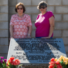 Carmen Trancón González y Carmen Méndez Trancón, sobrina y sobrina nieta de Urbano González Soto, con la placa que desde 2002 recuerda a los ‘seis de Coyanza’. FERNANDO OTERO
