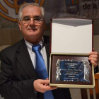 José Luis Morales junto a la directiva de la peña y autoridades. A la derecha el presidente Toral muestra la placa que le fue entregada. DL