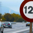 Una señal indica el límite de velocidad a 120 kilómetros por hora en una autopista.