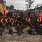 Cazadores y monteros de la comarca de Cistierna, con las piezas abatidas. DL