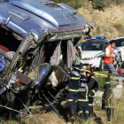 Bomberos y emergencias trabajan junto al autobús tras ser apuntalado.