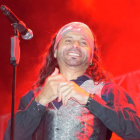 Javier Labandón, cantante de El Arrebato, en un momento del concierto del miércoles por la noche en La Bañeza.