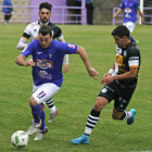 Álex Matos se lleva el balón a pesar de la oposición de dos jugadores salmantinos. F. OTERO PERANDONES