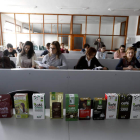Participantes en la cata de productos de comercio justo organizada en la Escuela de Ingeniería Agraria.
