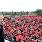 Erdogan se dirige a sus seguidores al llegar al aeropuerto de Esenboga, en Ankara, el 17 de abril.