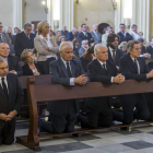 Momento de la misa celebrada ayer, a la que acudieron algunos de los hijos de la duquesa de Alba y su viudo.