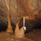 Detalle de una de las cavidades de la cueva de Valdelajo.