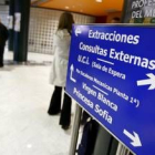 La imagen muestra parte de la entrada del Hospital de León, que también sufre la huelga de médicos