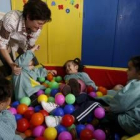 Eva López juega con los niños en la piscina de bolas