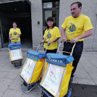 Tres carteros de Ponferrada con camisetas del Camino.