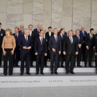 Los ministros de Exteriores de la OTAN posan para una foto de familia durante la cumbre que se celebra en Bruselas