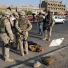 Soldados estadounidenses contemplan el cuerpo de un iraquí que pretendía huir de Bagdad