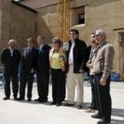 Santos Llamas, García-Prieto y Silván posan con la corporación municipal a la entrada del museo