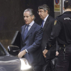 El ex presidente de Caja Madrid, Miguel Blesa, abandonando la Audiencia Nacional.