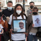 Familiares muestran retratos de varios de los miembros de la tripulación durante una multitudinaria protesta para lograr que se retome la búsqueda de los 12 marineros desaparecidos en el naufragio del Villa de Pitanxo, este domingo en el municipio pontevedrés de Marín. SALVADOR SAS