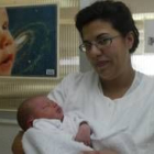 Celia sujeta en brazos a su recién nacido, Rubén, que midió 53 centímetros