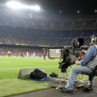 Cámara de televisión durante la retransmisión de un partido en el Camp Nou.