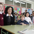 Cabrera y Mateos, junto a varios niños del colegio de Salamanca