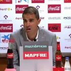 El entrenador del Eibar contesta en euskera en la rueda de prensa tras perder ante el Almería y abandona la sala tras las protestas de los informadores.