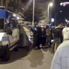 Momentos de tensión entre los agentes y jóvenes que bloqueaban la avenida de Galicia.