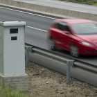 Un coche pasa junto a un radar de control de velocidad.