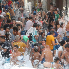 La calle Real es el escenario de una de las sueltas de agua de las fiestas de Molinaseca. L. DE LA MATA