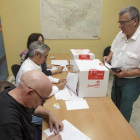 Un afiliado del partido socialista vota para la Secretaria regional del PSOE en Burgos