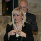 Isabel Carrasco fue homenajeada ayer por los titulados mercantiles
