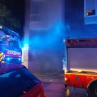 Los Bomberos de Ponferrada tuvieron que emplearse a fondo para sofocar las llamas. DL