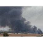 Columna de humo que salía esta mañana del incendio de RMD en Ardoncino