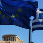La bandera griega ondea junto a la europea frente a la Acrópolis de Antenas. SIMELA PANTZARTZI