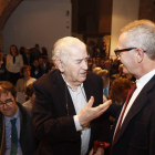 El poeta Antonio Gamoneda conversa con el ministro de Cultura, José Guirao. RAMIRO