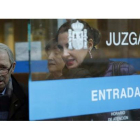 José Ángel Fernández Villa a su salida en marzo del Juzgado de Instrucción número 2 de Oviedo donde declaró como investigado en la causa abierta por la querella presentada contra él por el sindicato.