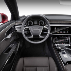 Audi convierte al A8 en un ‘salón rodante’. Innovaciones como la pantalla táctil (10,1 pulgadas) en la que puede ‘dibujarse’ con el dedo la entrada a las aplicaciones, unas ‘panorámicas’ plazas traseras (32 milímetros m