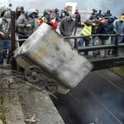 Un grupo de mineros arrojan un contenedor a las vías en Pola de Laviana (Asturias)