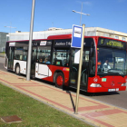 El autobús de la línea 5, en la parada del parque Tecnológico, donde apenas esperaba nadie para cogerlo, al menos ayer.