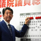 Shinzo Abe sigue los resultados de las legislativas, ayer, en la sede electoral de su partido en Tokio.