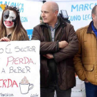 Los sindicatos agrarios organizado ayer un acto de protesta frente a las Cortes al que acudieron unos 200 ganaderos. nacho gallego