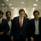 El presidente del Gobierno en funciones y líder del PP, Mariano Rajoy, acompañado de su equipo en la ronda negociadora.